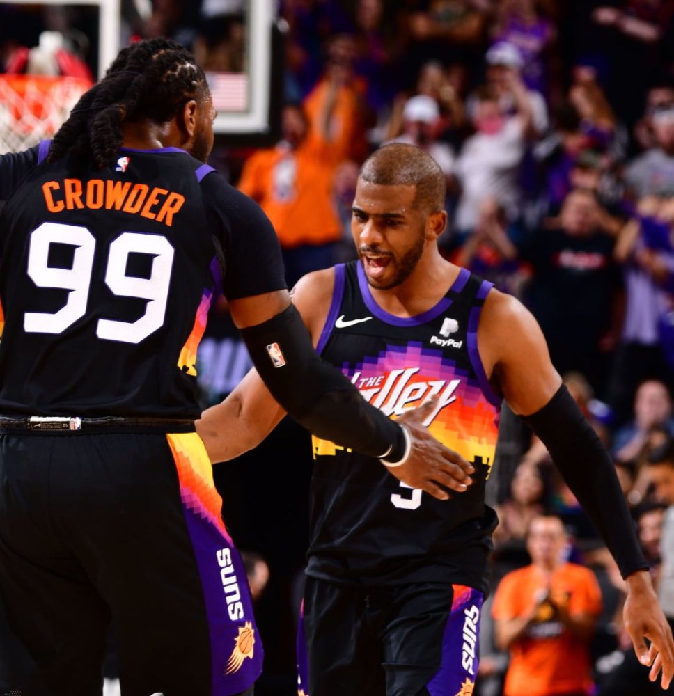 赛后相拥不 赛后相拥不